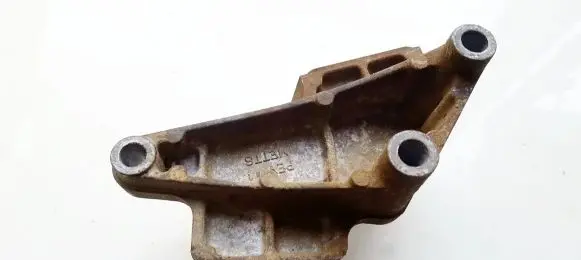 Honda HR-V Engine mounting bracket