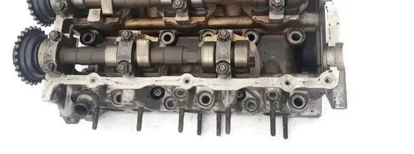 Volkswagen PASSAT B5 Engine head 071103373