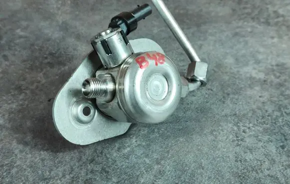 BMW 1 F20 F21 Fuel injection high pressure pump 7642466