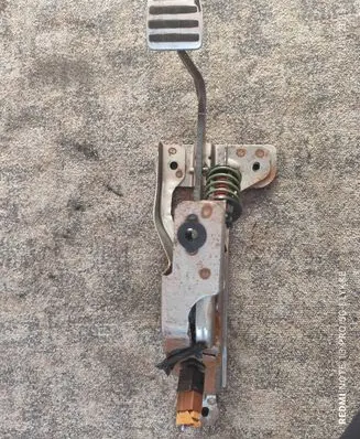 Nissan Qashqai+2 Clutch pedal E001052X11