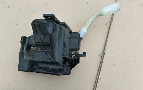 Audi A1 Windshield washer fluid reservoir/tank 6R0955453G 6R0955453H