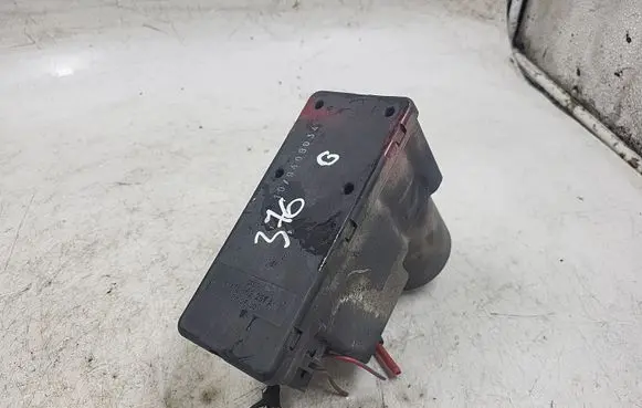 Audi A4 S4 B5 8D Central locking vacuum pump 4A0882257A