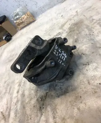 Volkswagen Jetta VI Engine mount bracket 1k0199262cn