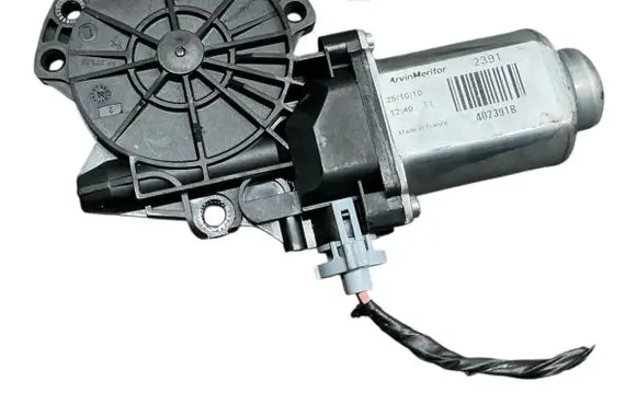 Hyundai ix35 Front door window regulator motor 402391B