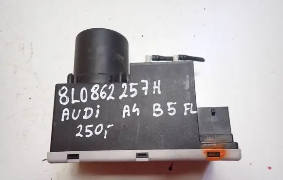 Audi A4 S4 B5 8D Central locking vacuum pump 8L0862257H