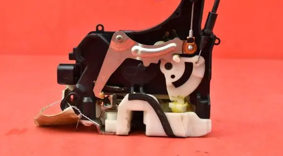 Mitsubishi Lancer VIII Front door lock