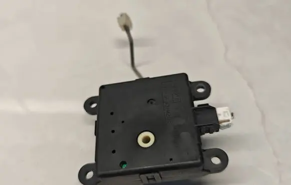 Nissan X-Trail T30 Air flap motor/actuator 3J11030840 040401 07M0840
