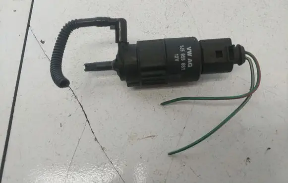 Skoda Octavia Mk1 (1U) Windscreen/windshield washer pump 1J5955651
