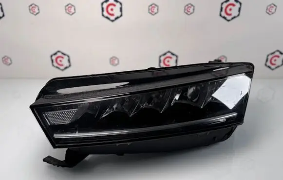 Skoda Octavia Mk4 Headlight/headlamp 5E1941015