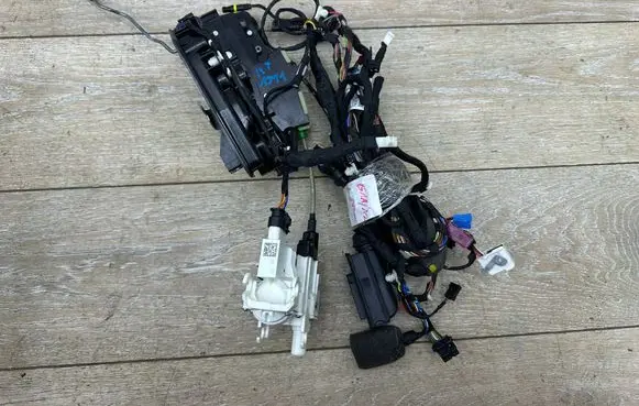 BMW X7 G07 Front door lock 7477699 A046465 18283810