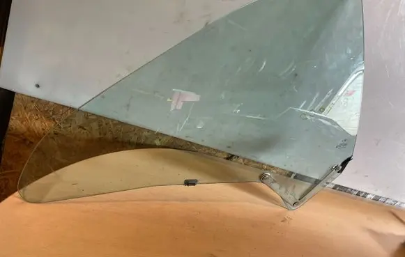 BMW 8 E31 Rear side window DOT27M24100AS2