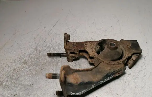 Toyota Avensis T250 Engine mount bracket