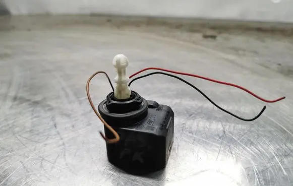 Volkswagen PASSAT B6 Headlight level adjustment motor 