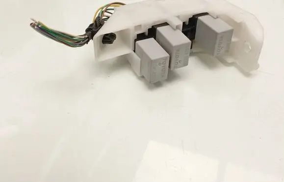 Toyota Avensis T270 Relay mounting block 9008087019