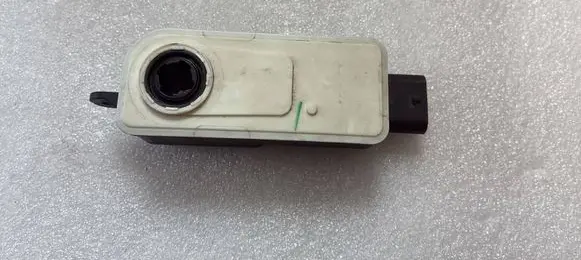 Tesla Model 3 Intake manifold valve actuator/motor 132088800030 21063321433