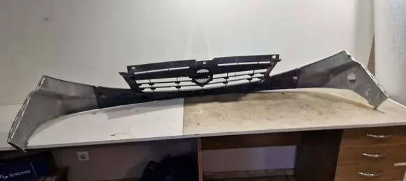 Opel Vivaro Front bumper upper radiator grill 623100248R