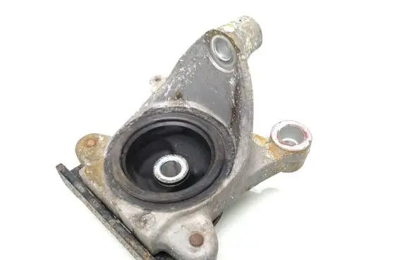 Honda CR-V Engine mount bracket