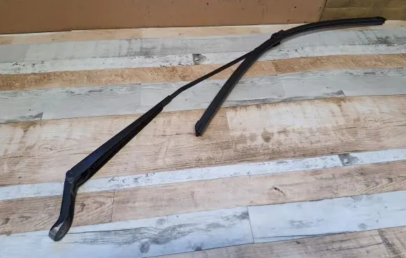 Peugeot 407 Front wiper blade arm