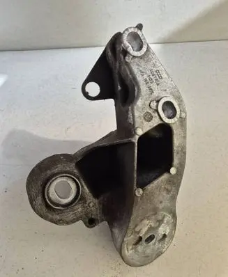 Engine mounting bracket