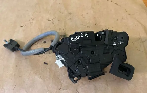 Volkswagen Golf VII Front door lock 5K1837015E