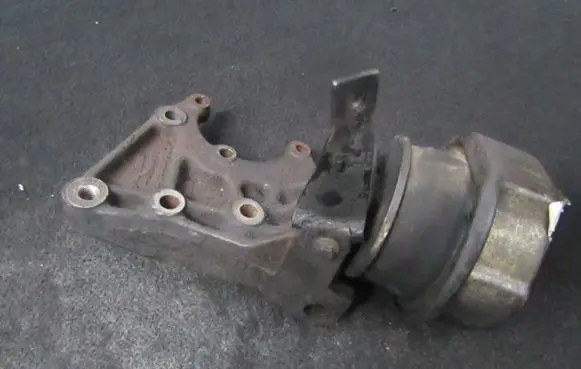 Volkswagen Transporter - Caravelle T4 Engine mount bracket 701199201D