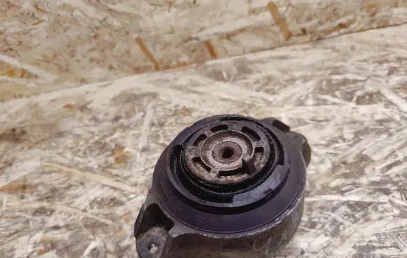 Mercedes-Benz S W140 Engine mount bracket 1402402217