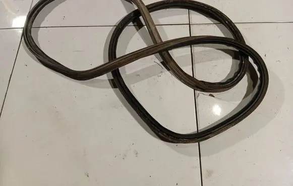 Mazda 3 I Trunk rubber seal (body) 