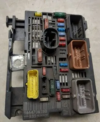 Peugeot 308 Fuse module 9664706280