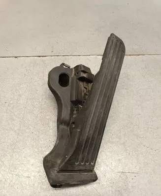 Accelerator throttle pedal