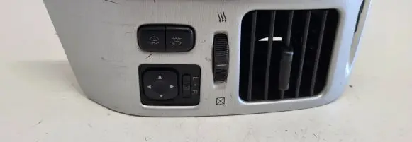 Mitsubishi Pajero Dashboard side air vent grill/cover trim MR40245102 C8NC09M 1530D4