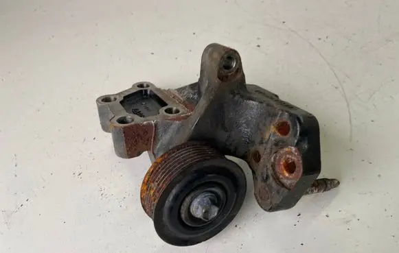 Engine mounting bracket