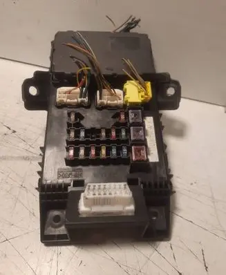 Toyota Avensis T250 Fuse module 8264105011 05810530