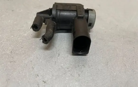 Audi A4 S4 B6 8E 8H Turbo solenoid valve 1J0906283C