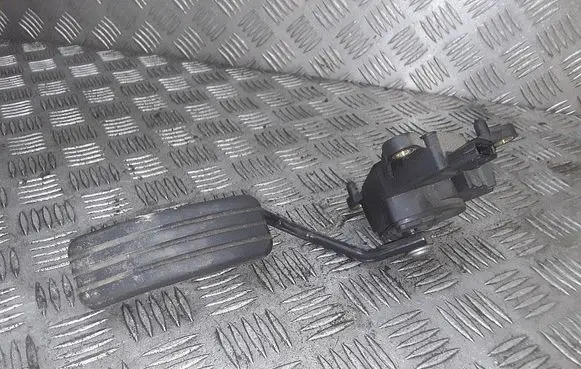 Accelerator throttle pedal