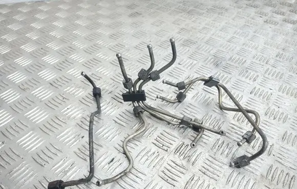 Volvo XC90 Fuel injector supply line/pipe 