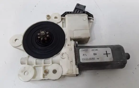 Toyota Avensis T250 Front door window regulator motor 6982005050