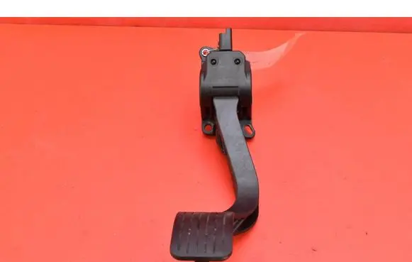 Accelerator throttle pedal