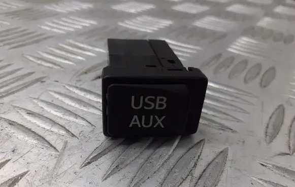 Toyota Auris 150 USB socket connector FE00950