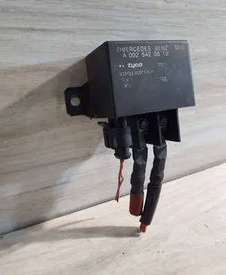 Mercedes-Benz E W211 Charging relay A0025423819
