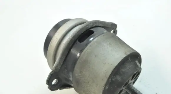 Volkswagen Touareg I Engine mount bracket 7L8199131A