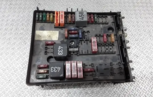 Volkswagen Golf V Fuse module 1K0937124H