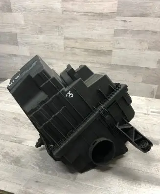 Volkswagen Multivan T5 Air filter box 7H0129601J 7H0129620