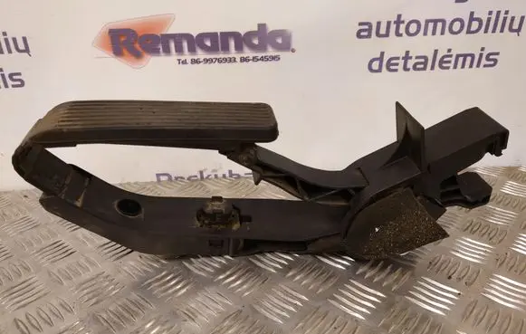 Mercedes-Benz C W203 Accelerator throttle pedal A2033000104