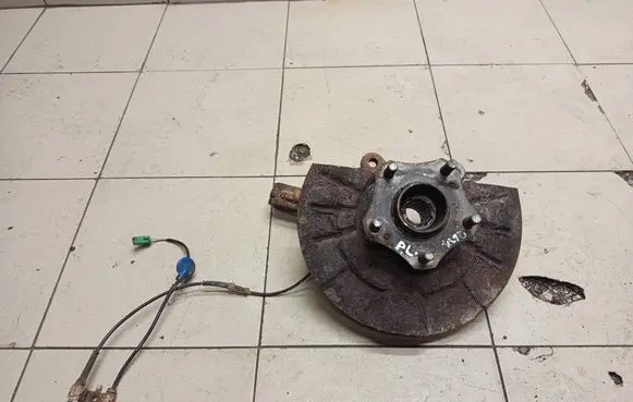 Suzuki Grand Vitara II Front wheel hub spindle knuckle