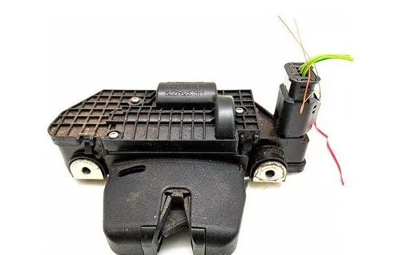 Peugeot 2008 I Tailgate exterior lock 9151487499