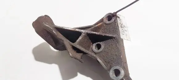 Engine mounting bracket
