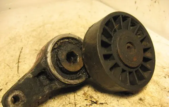 Mercedes-Benz E W124 Alternator belt tensioner 25D