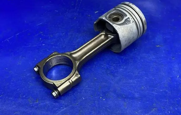 Suzuki Grand Vitara II Piston with connecting rod F9QC28