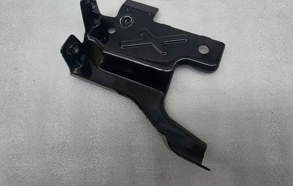 BMW 2 Active Tourer U06 Fender mounting bracket 8737115
