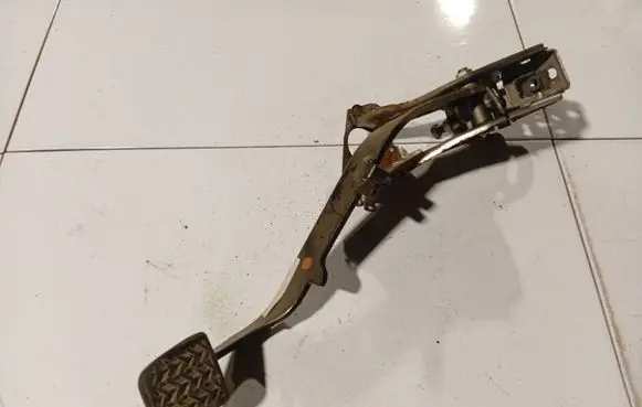 Toyota Avensis T250 Clutch pedal 